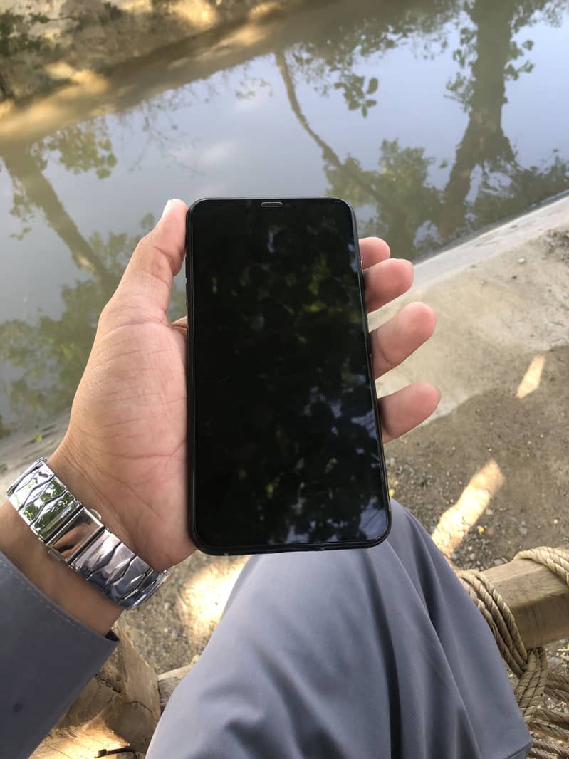 Apple iPhone XS Max 3