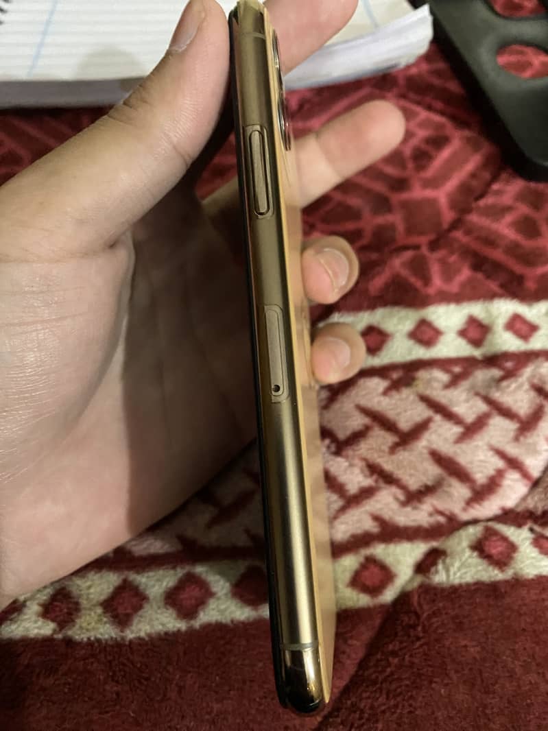 Apple iPhone 11 Pro 4