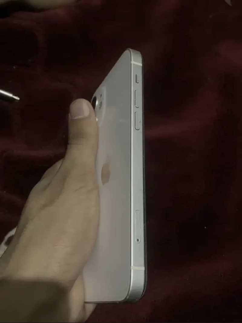 Apple iPhone 12 4