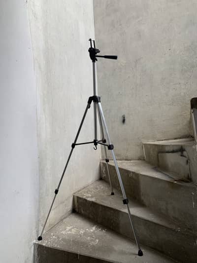 Mobile phone tripod stand for sale size 4.5 feet