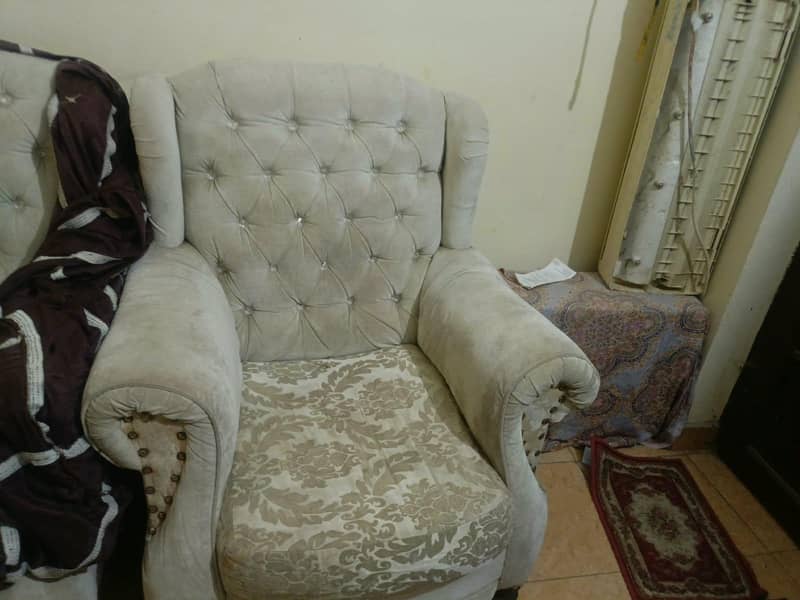 4 sofas single seater King size 3