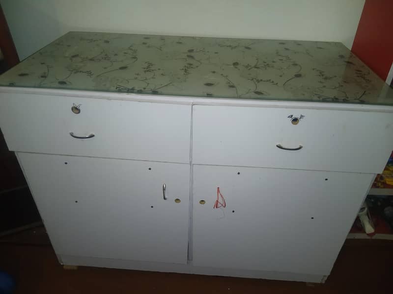 Cabinet 0