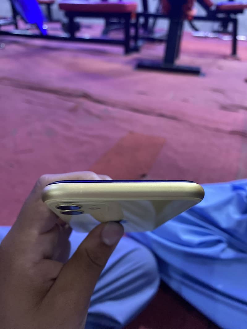 Apple iPhone 11 4