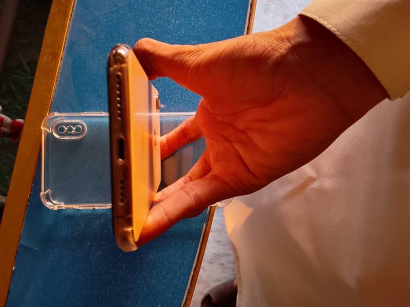 Apple iPhone XS Max 4