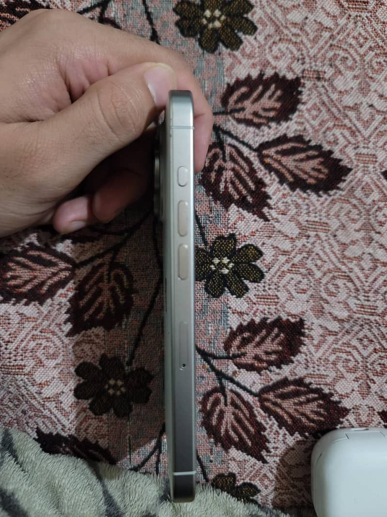 Apple iPhone 15 Pro 4