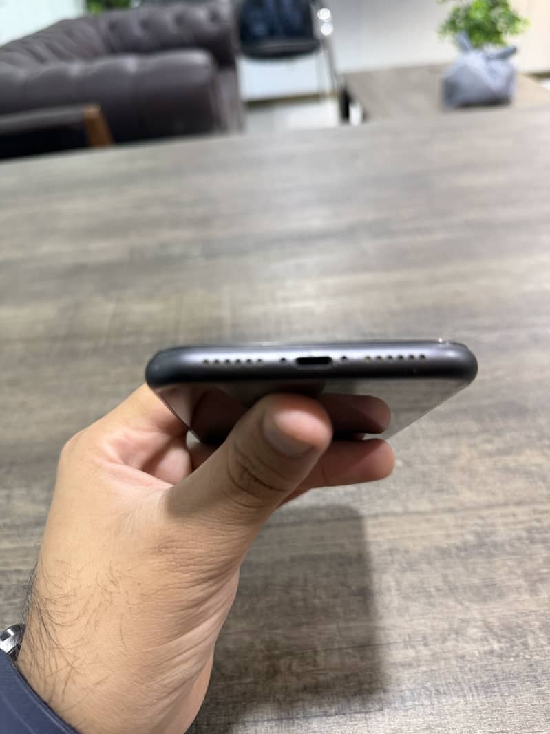 Apple iPhone 11 4