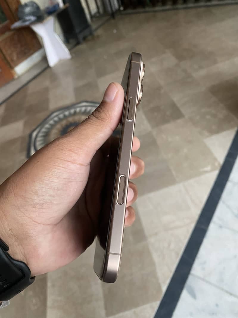 Apple iPhone 16 Pro Max 1