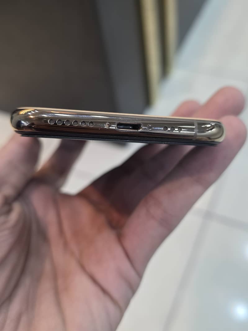 Apple iPhone 11 Pro 4