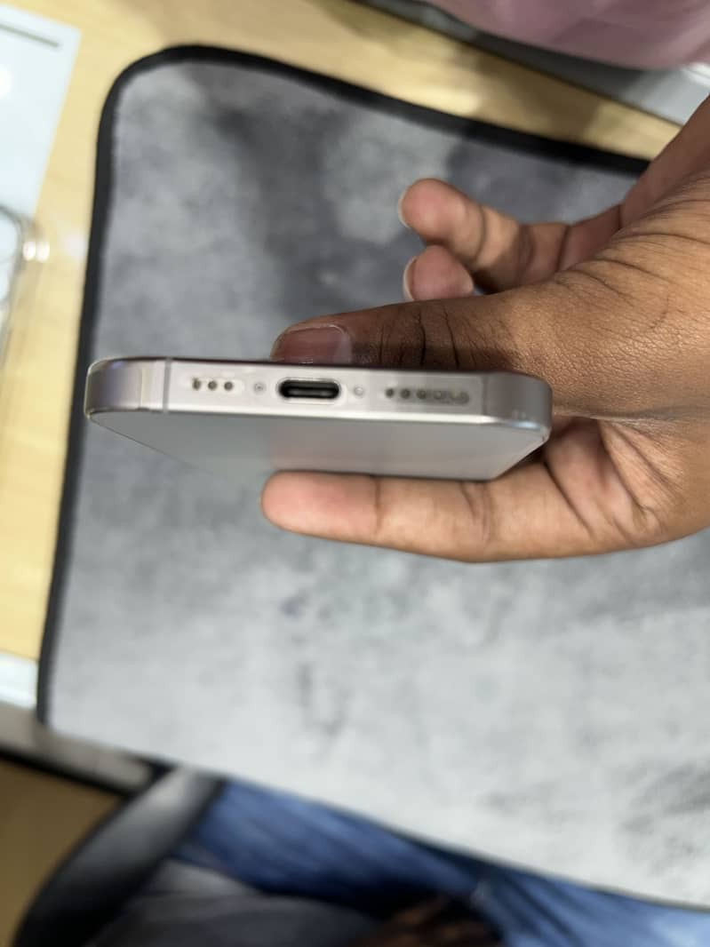 Apple iPhone 15 Pro 2
