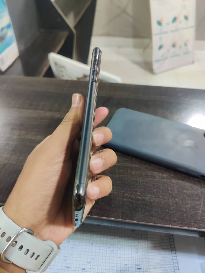 Apple iPhone XS Max 4