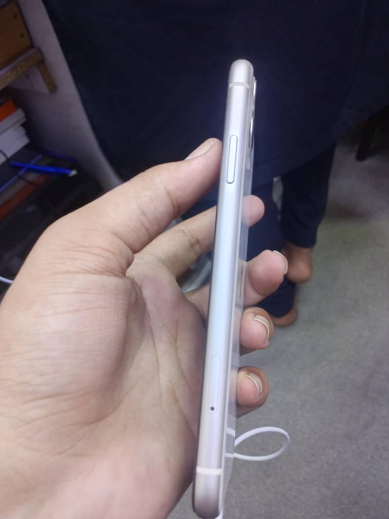 Apple iPhone 11 4