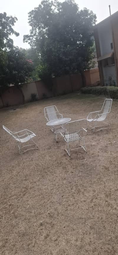 Lawn Chairs & Round Table