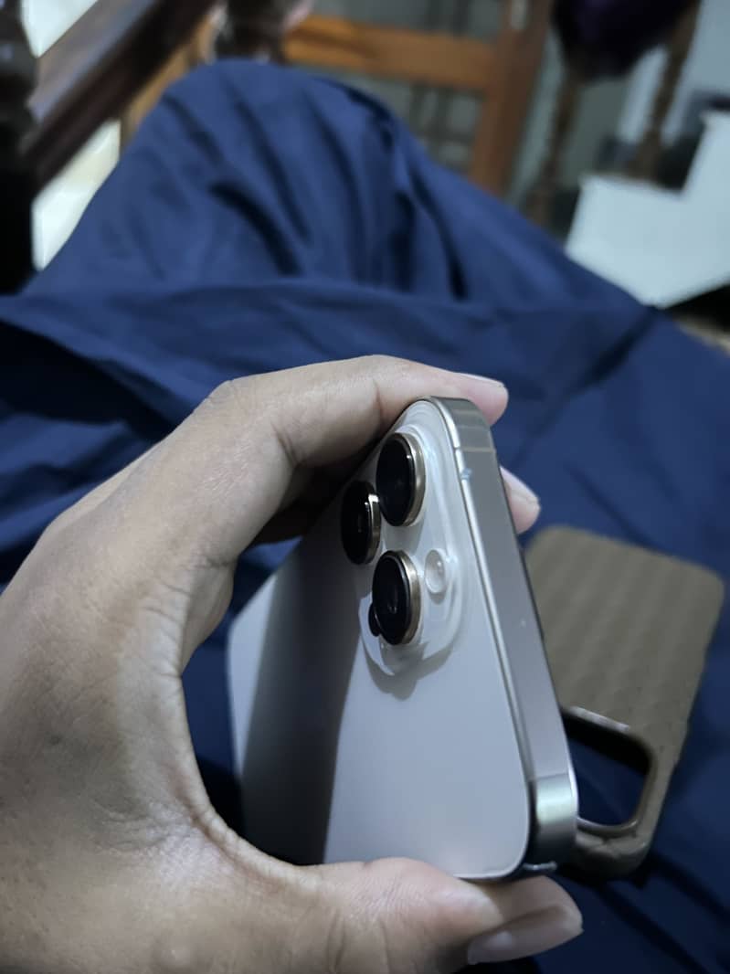 iPhone 16 Pro Max 4