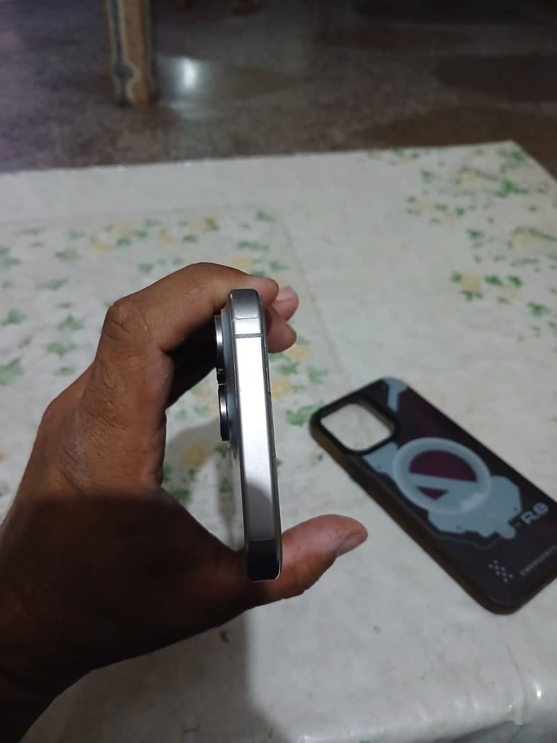 Apple iPhone 15 Pro Max 2