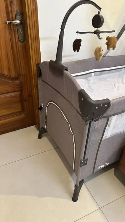 Kidilo bassinet/playpens for new borne, babies and toddlers.