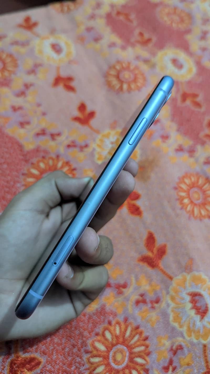 Apple iPhone 11 4