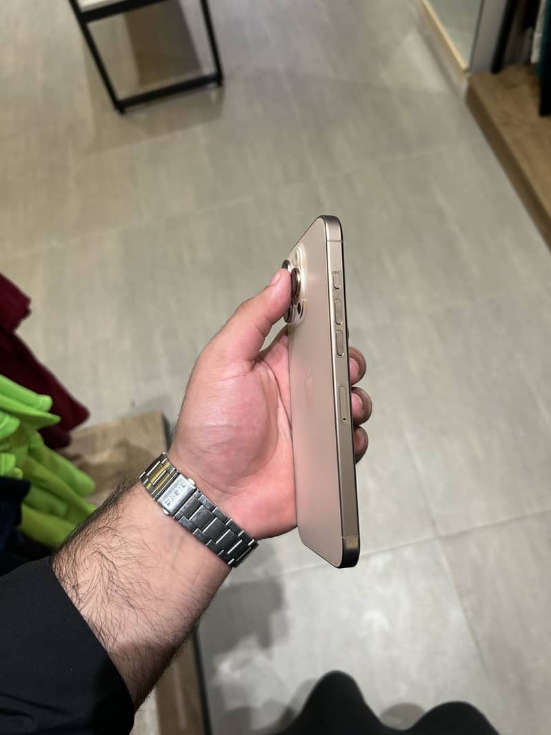 Apple iPhone 16 Pro Max 2