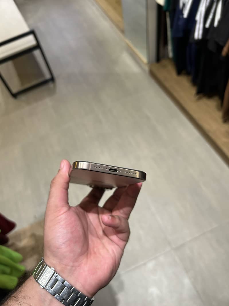 Apple iPhone 16 Pro Max 3