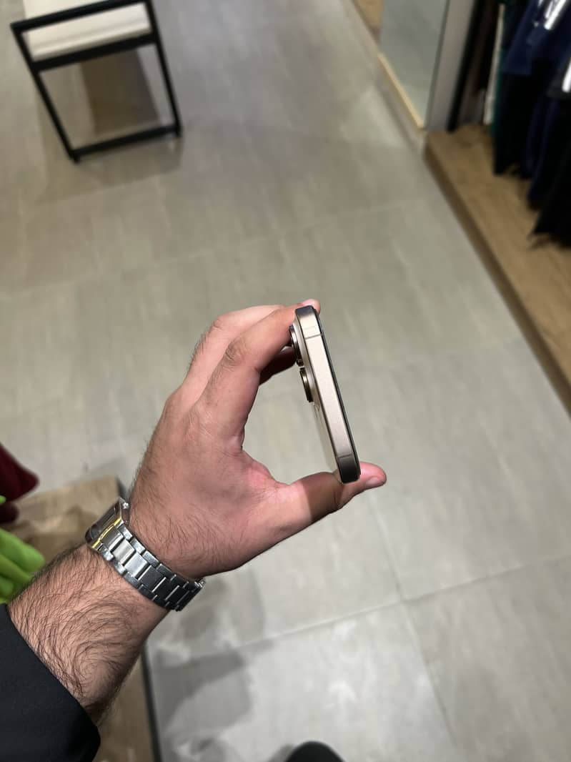 Apple iPhone 16 Pro Max 4