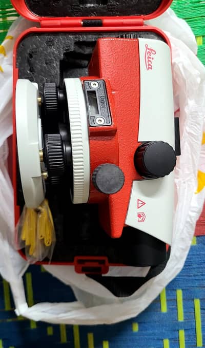 Leica NA730 Auto Level with Tripod, Case & Manual | Like New