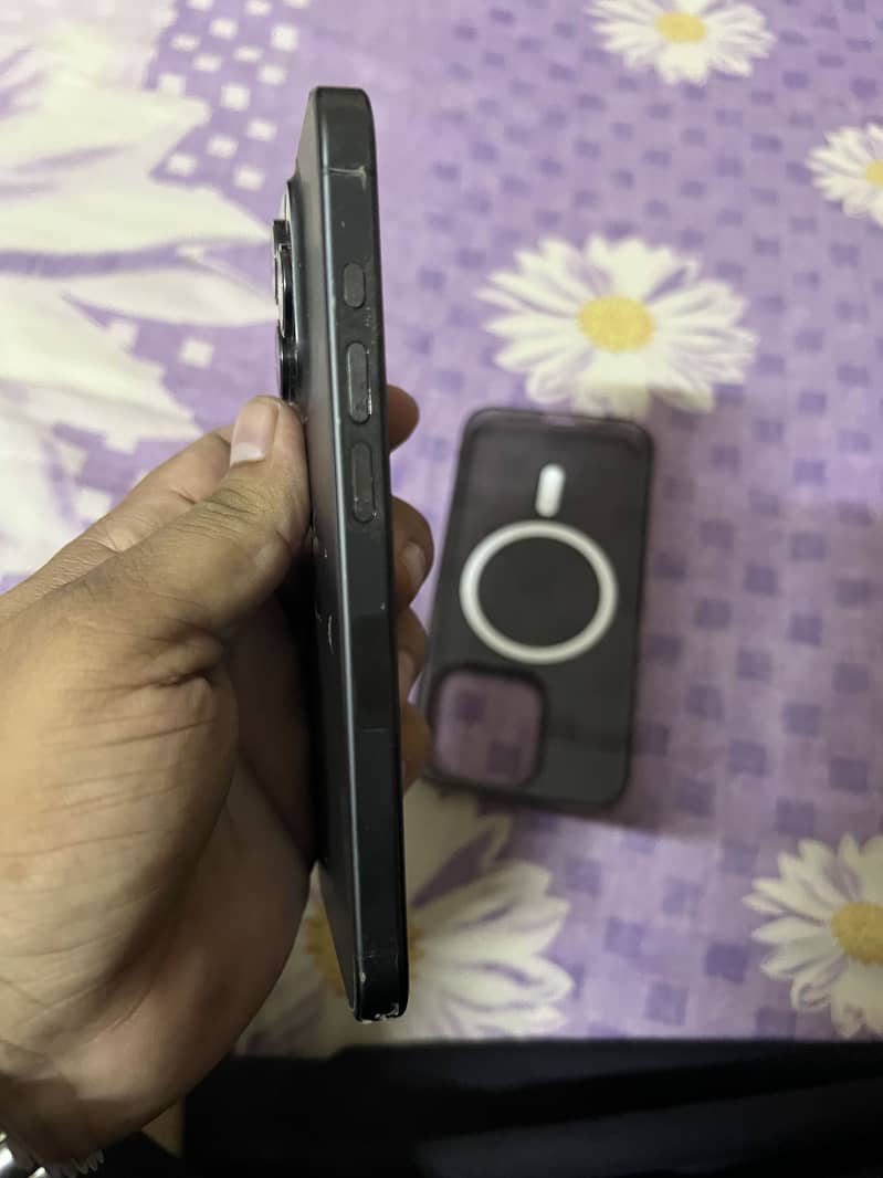Apple iPhone 15 Pro 4