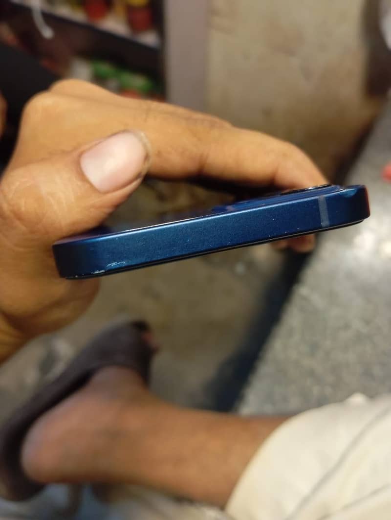 Apple iPhone 12 4