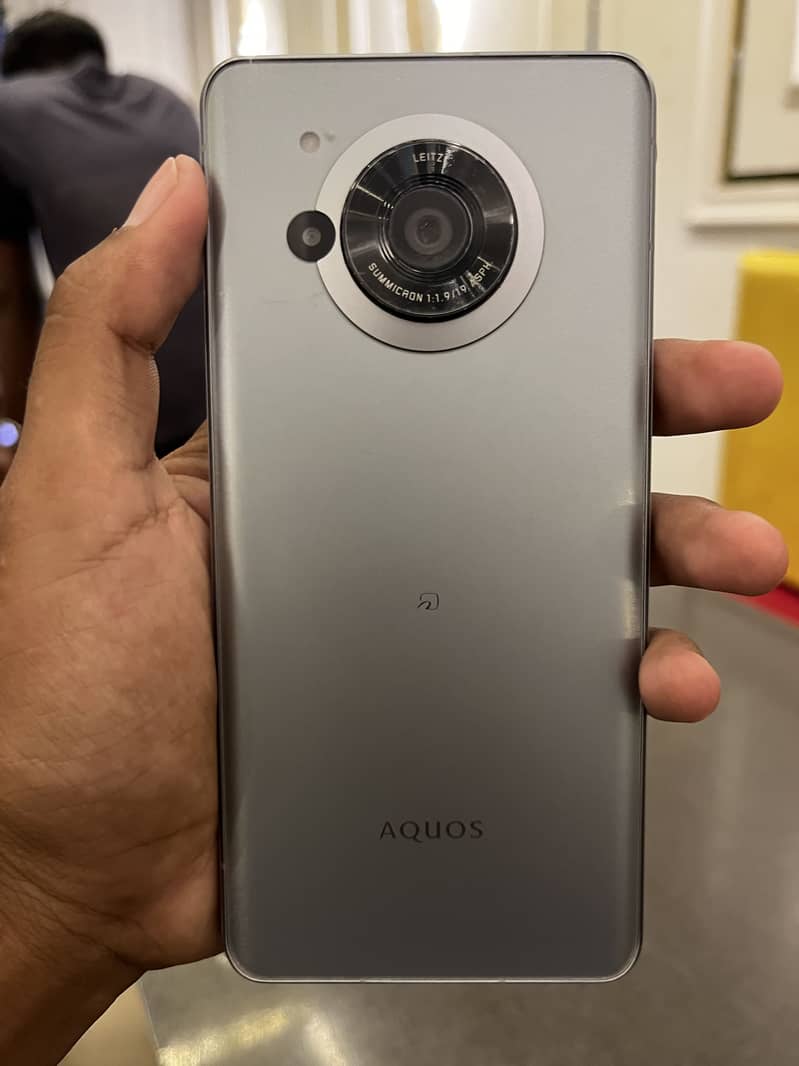 Sharp Aquos r7 1