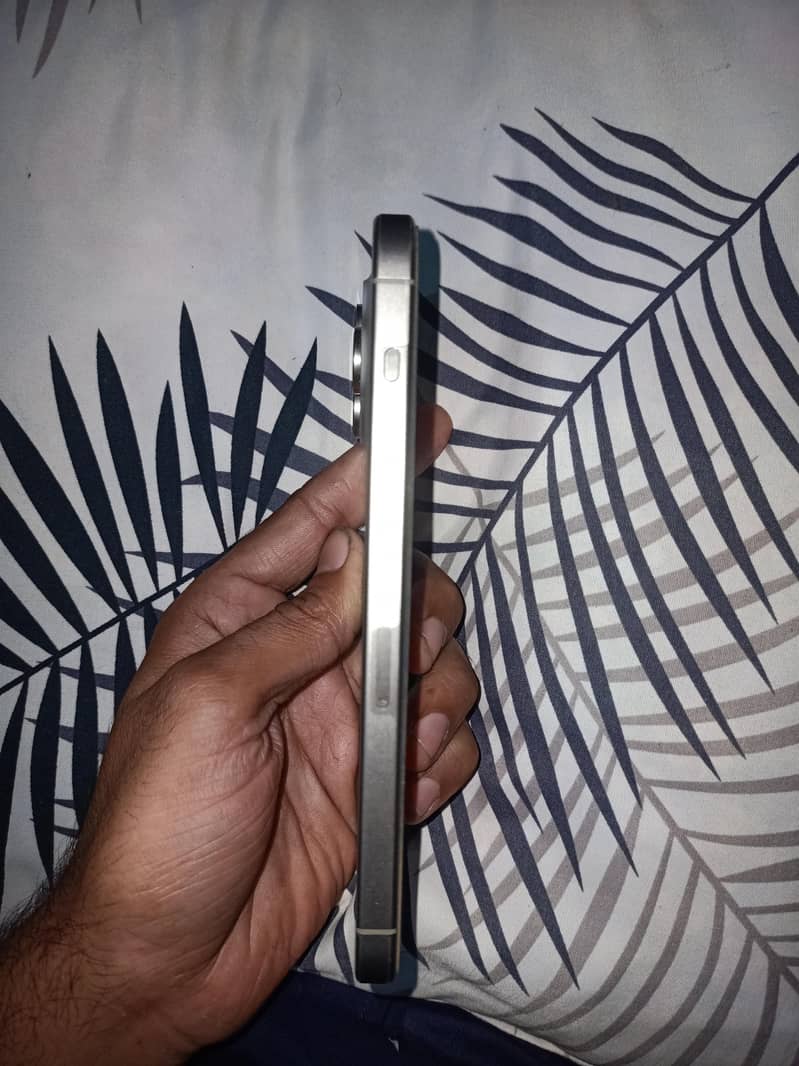 Apple iPhone 15 Pro Max 2