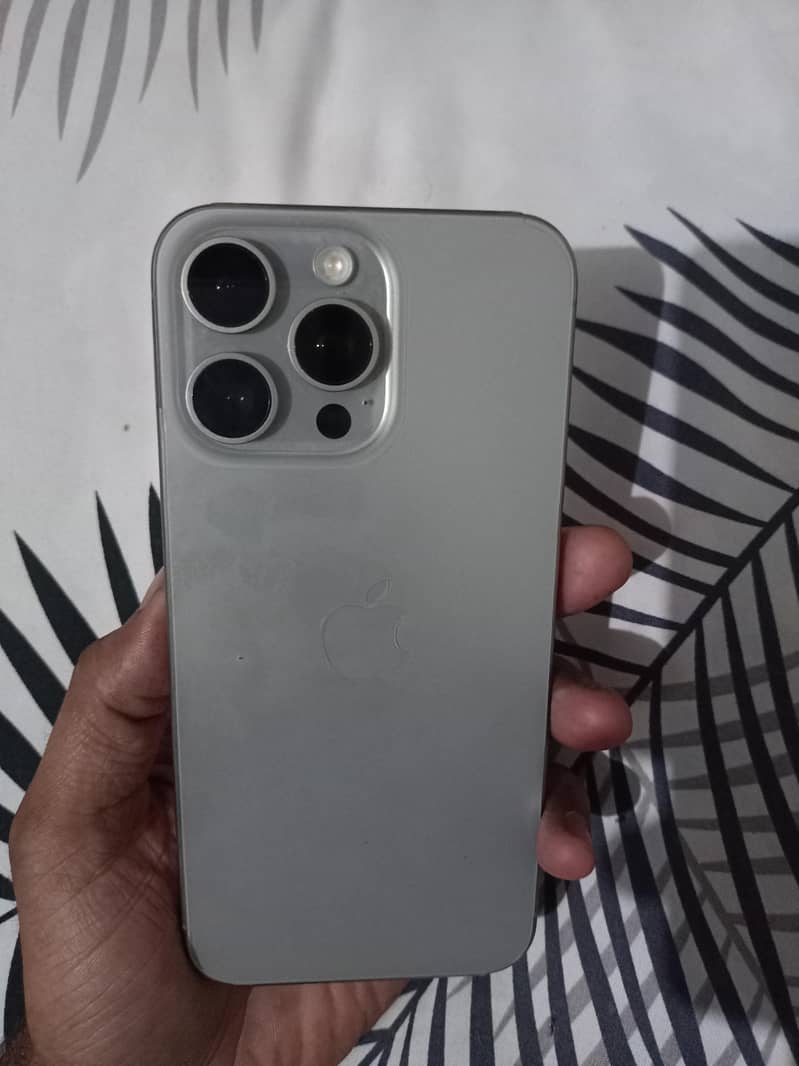 Apple iPhone 15 Pro Max 4