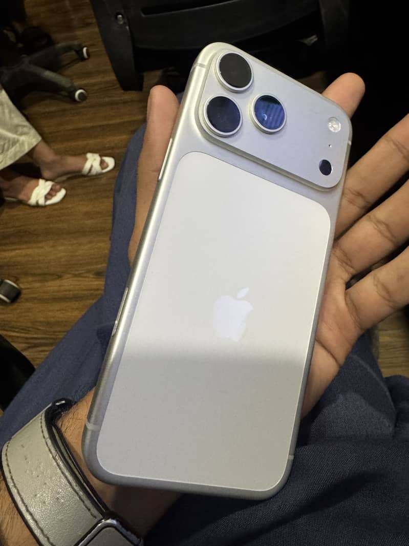 Apple iPhone 17 Pro Max 4