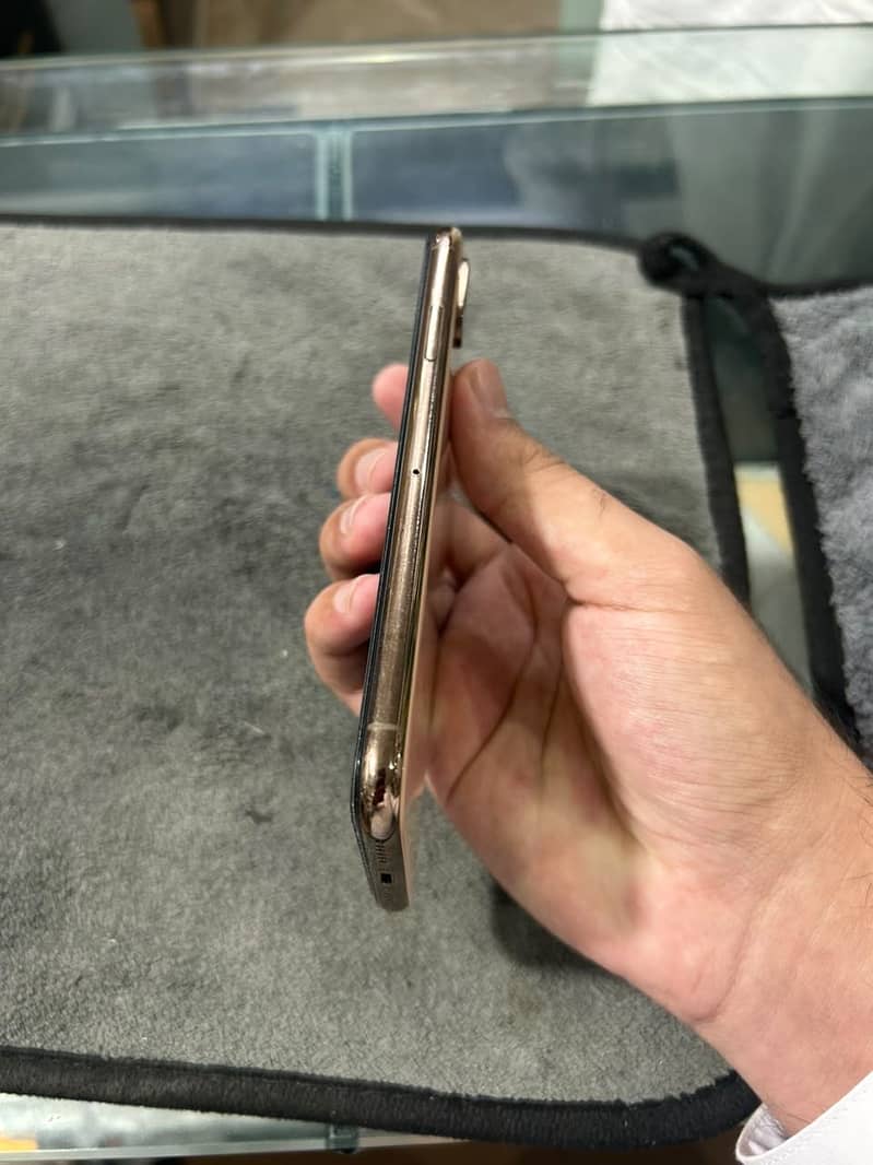 Apple iPhone XS 4
