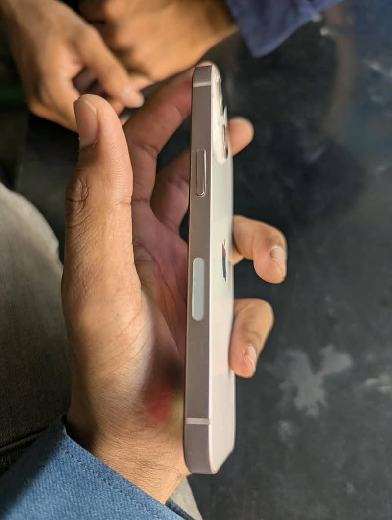 Apple iPhone 13 2