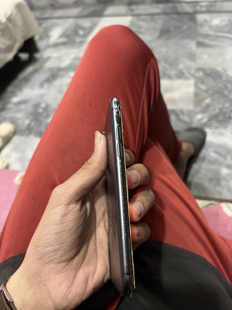 Apple iPhone X 4