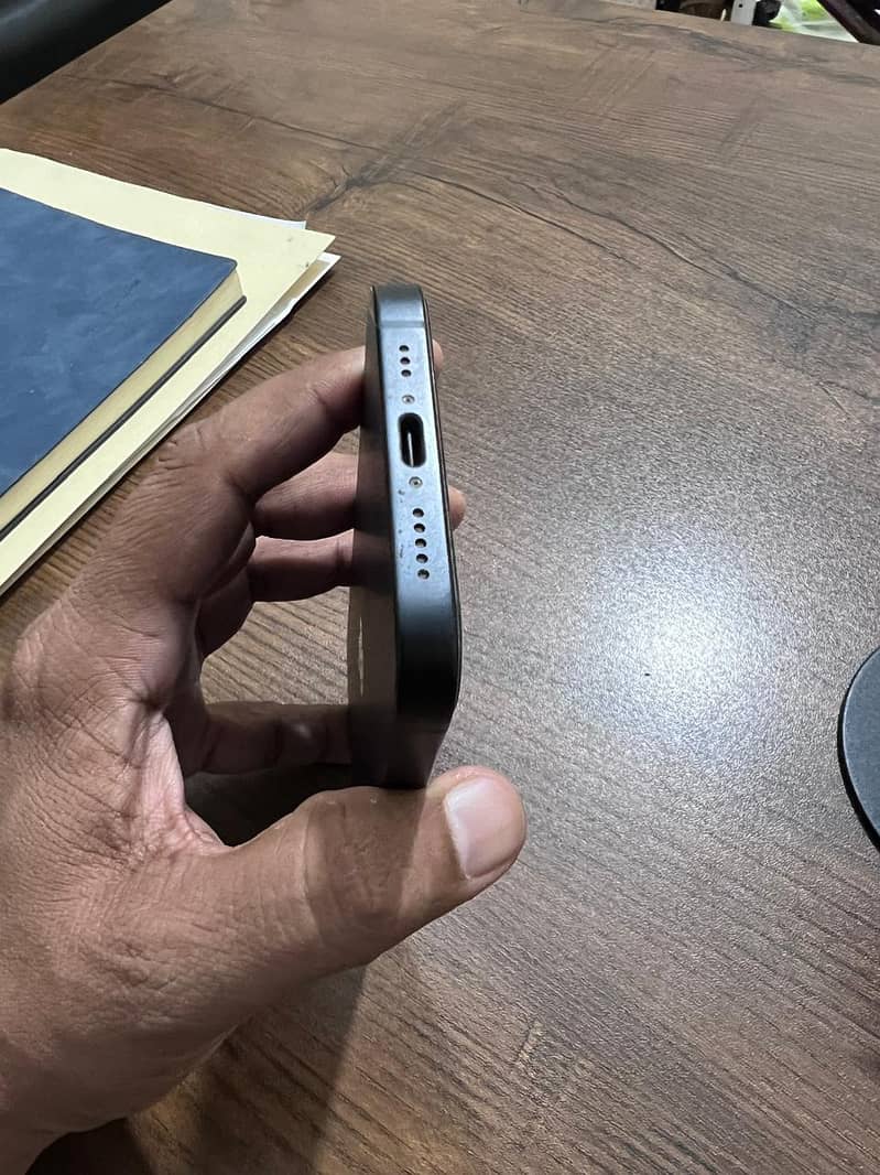 Apple iPhone 16e 0