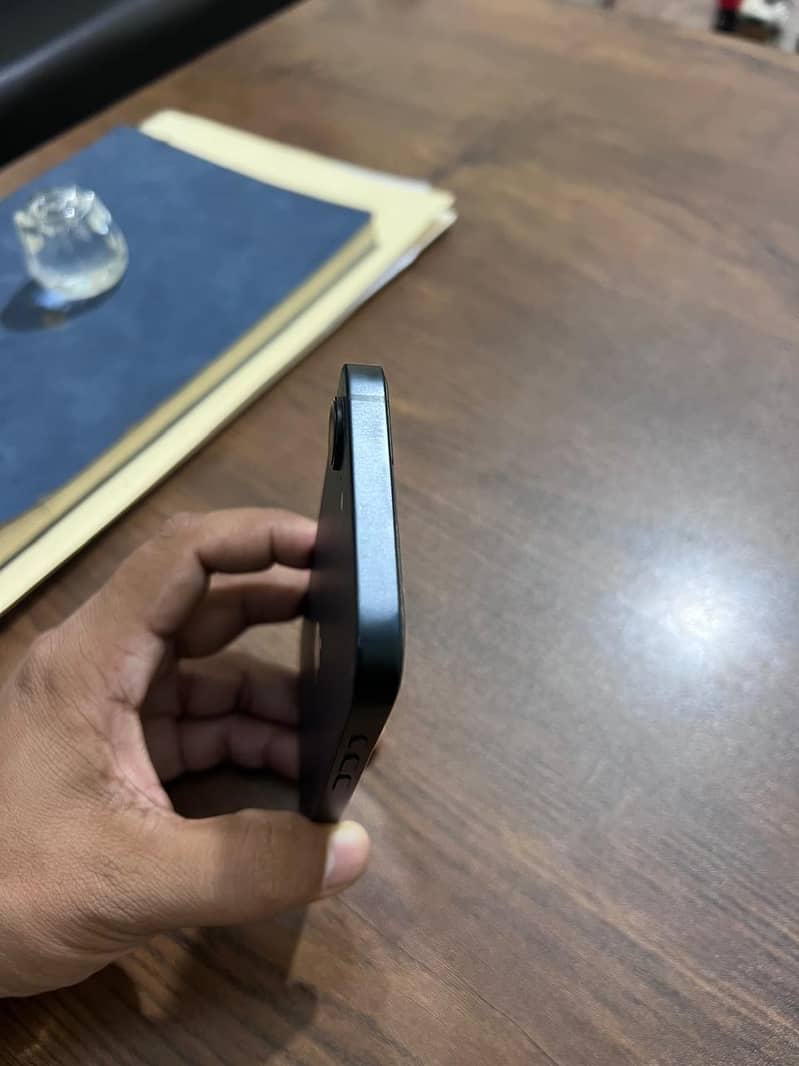 Apple iPhone 16e 1