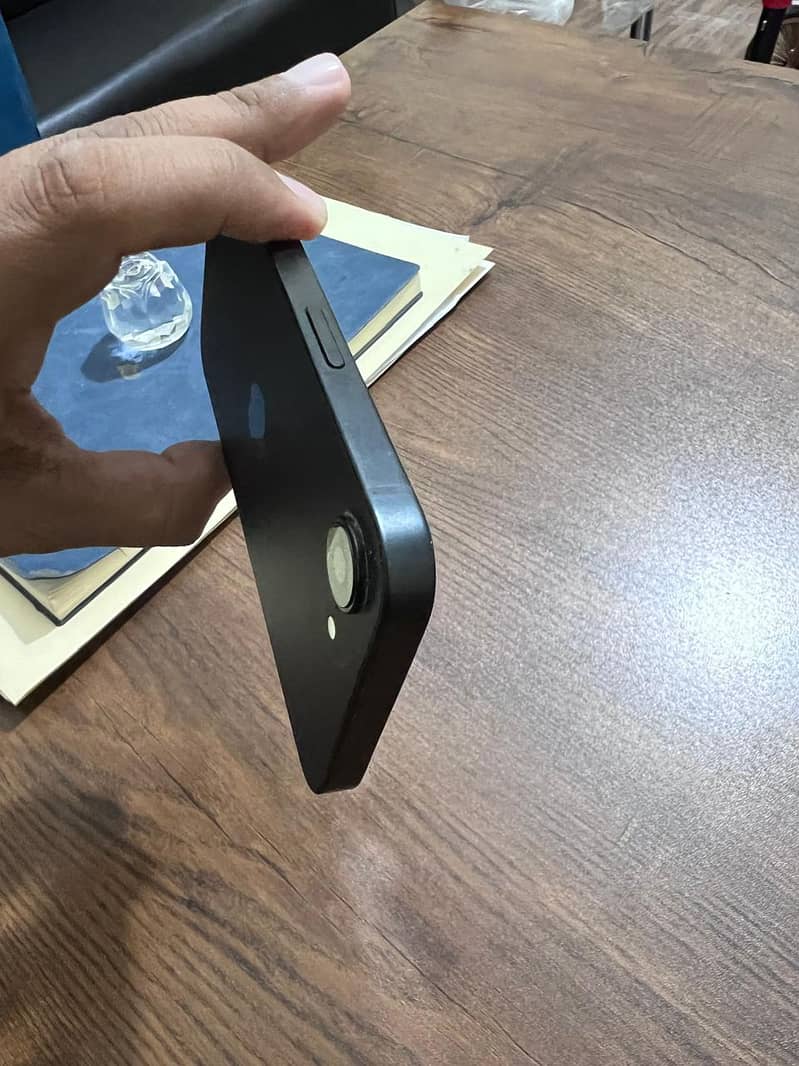 Apple iPhone 16e 3