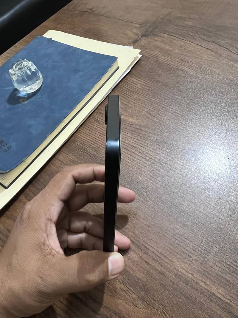 Apple iPhone 16e 4