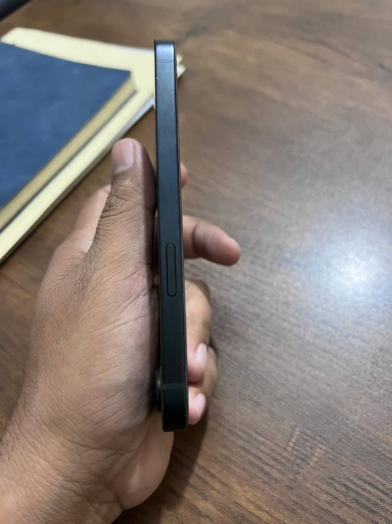 Apple iPhone 16e 5