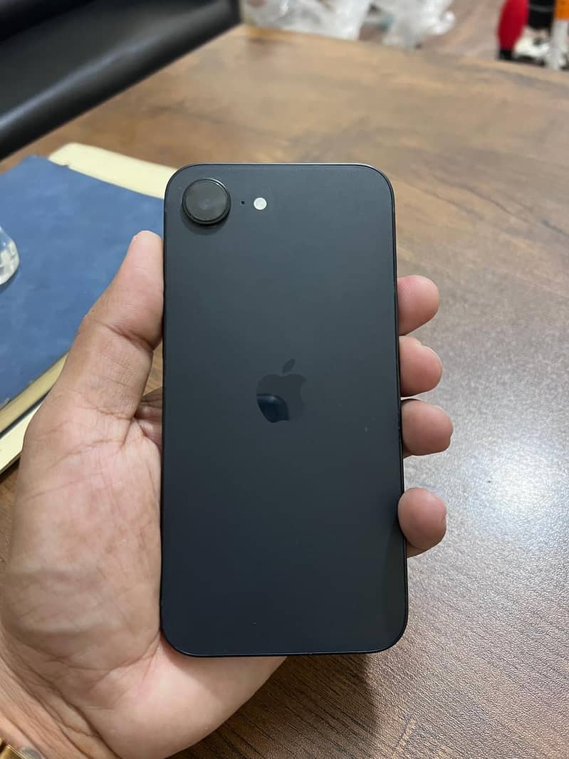 Apple iPhone 16e 6