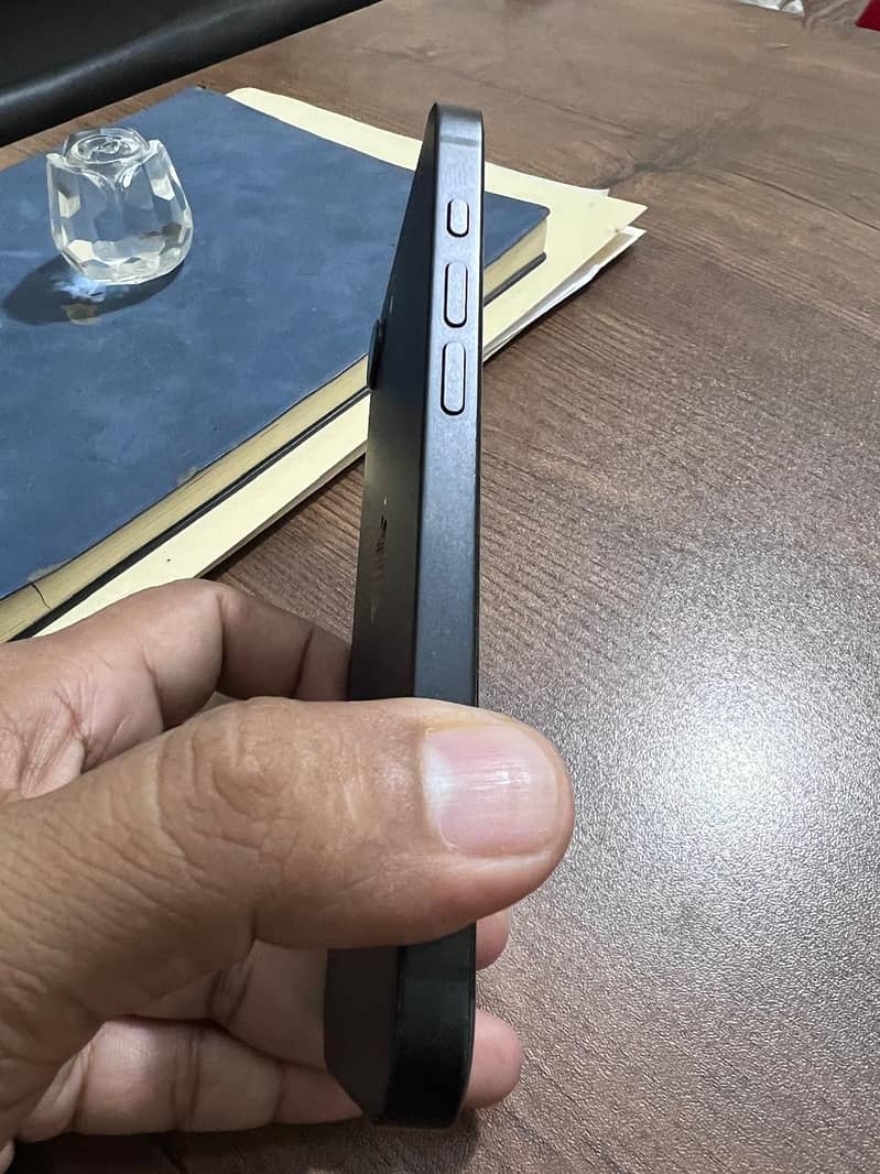 Apple iPhone 16e 7