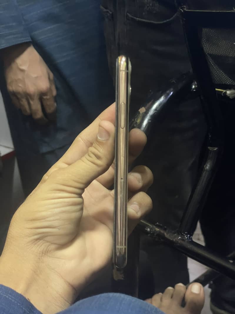 Apple iPhone 11 Pro 4