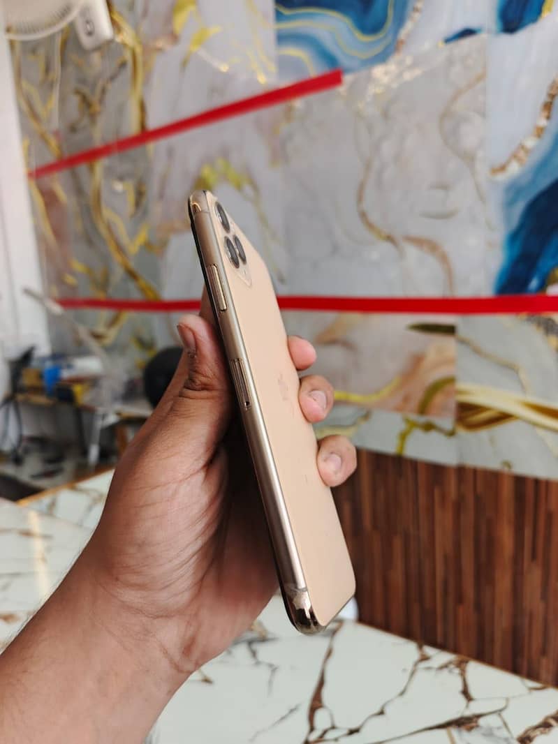 Apple iPhone 11 Pro Max 4