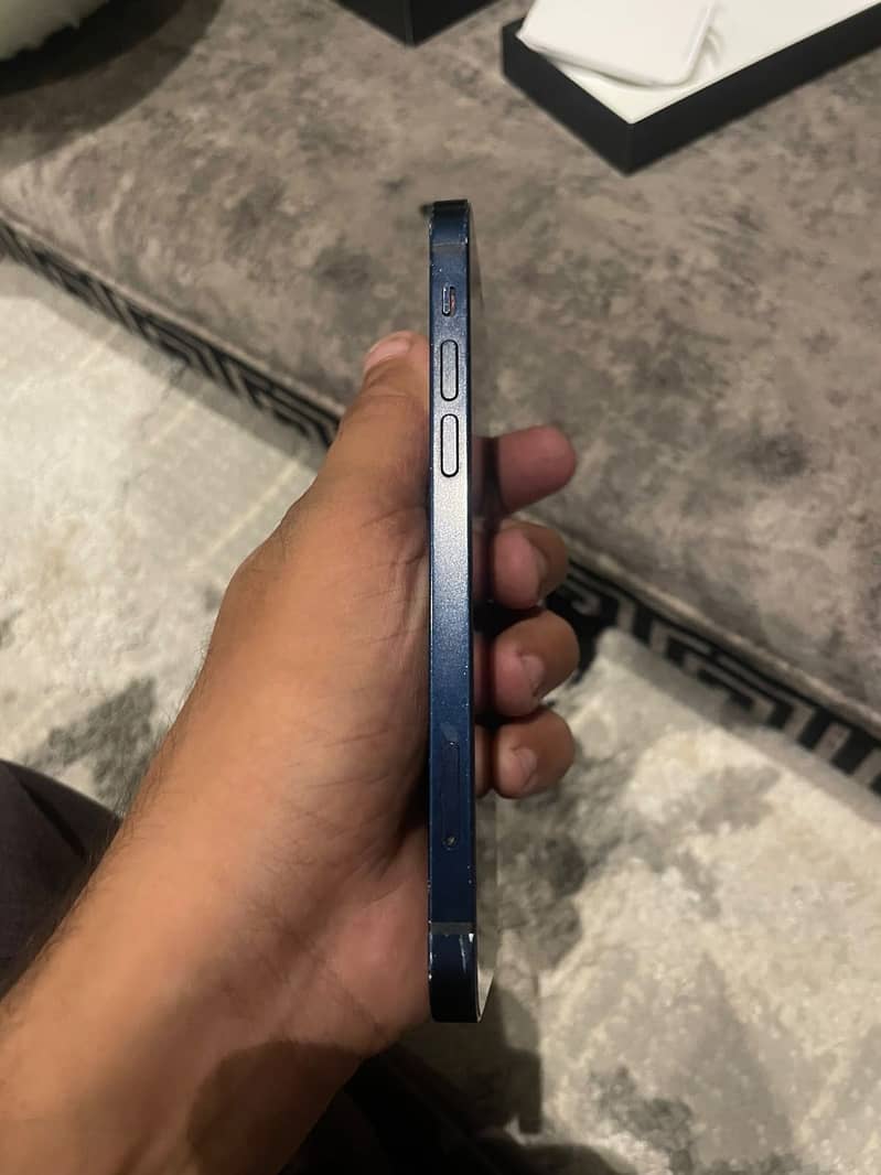 Apple iPhone 12 4