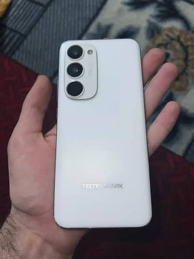 Tacno spark 40 pro+  8/256 edge