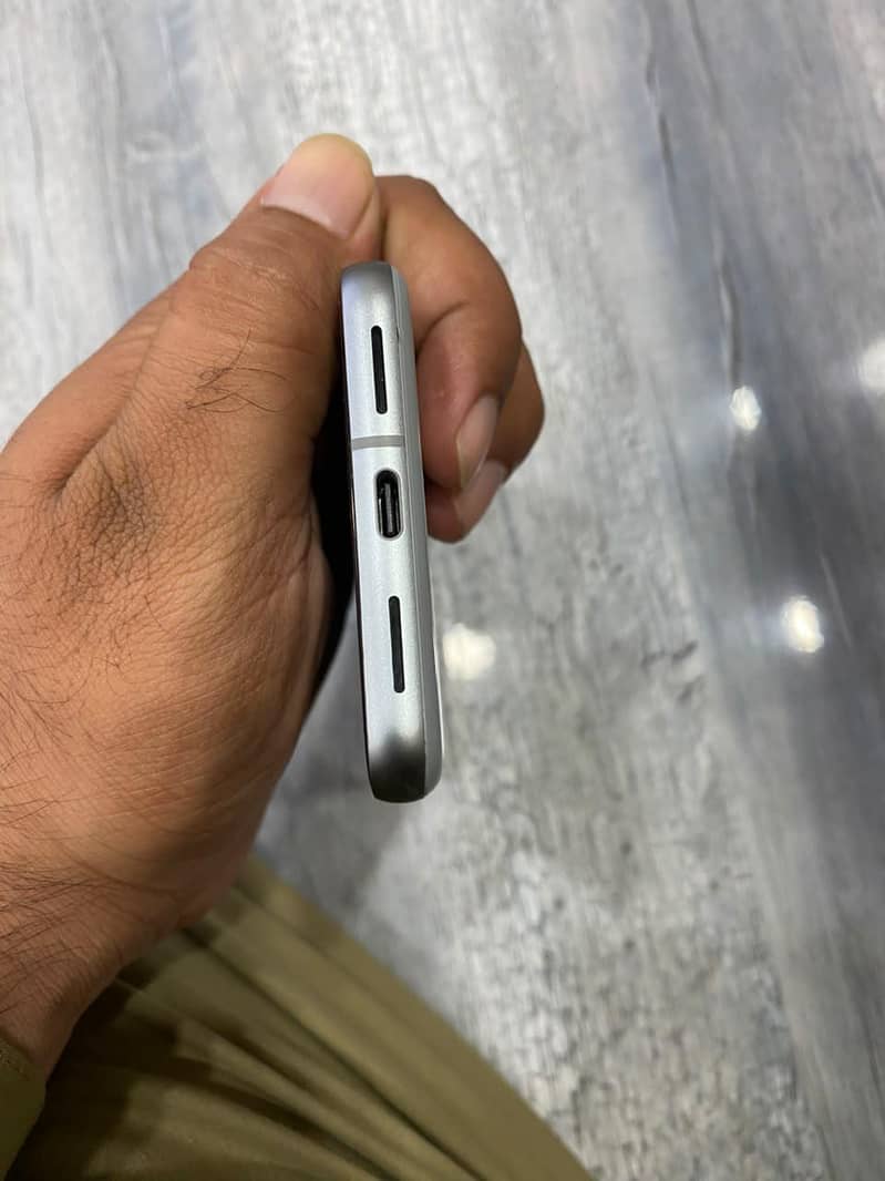 Google Pixel 8 4