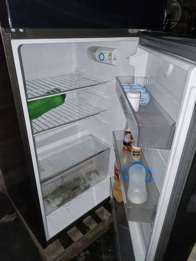 Hair Medium size Fridge 10/10 Condition geniyen condition