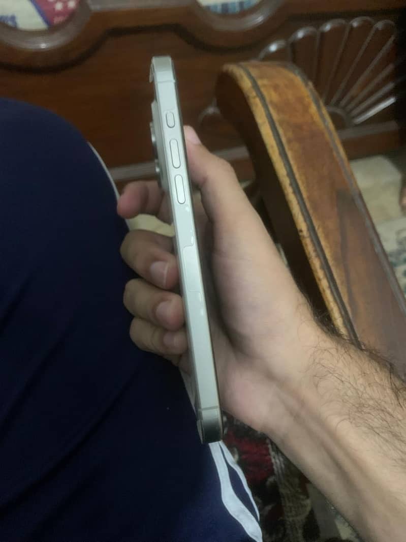 Apple iPhone 15 Pro Max 4