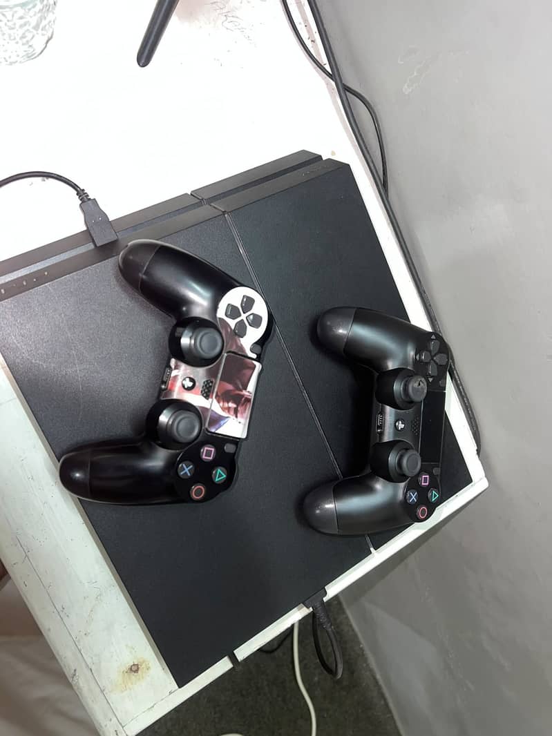 Ps 4 jail brack with 2 controllers 1