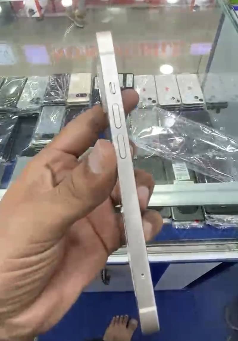Apple iPhone 13 4