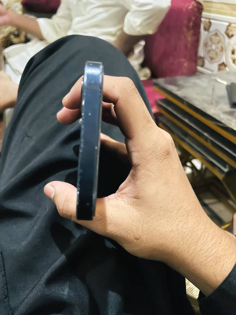 Apple iPhone 12 4